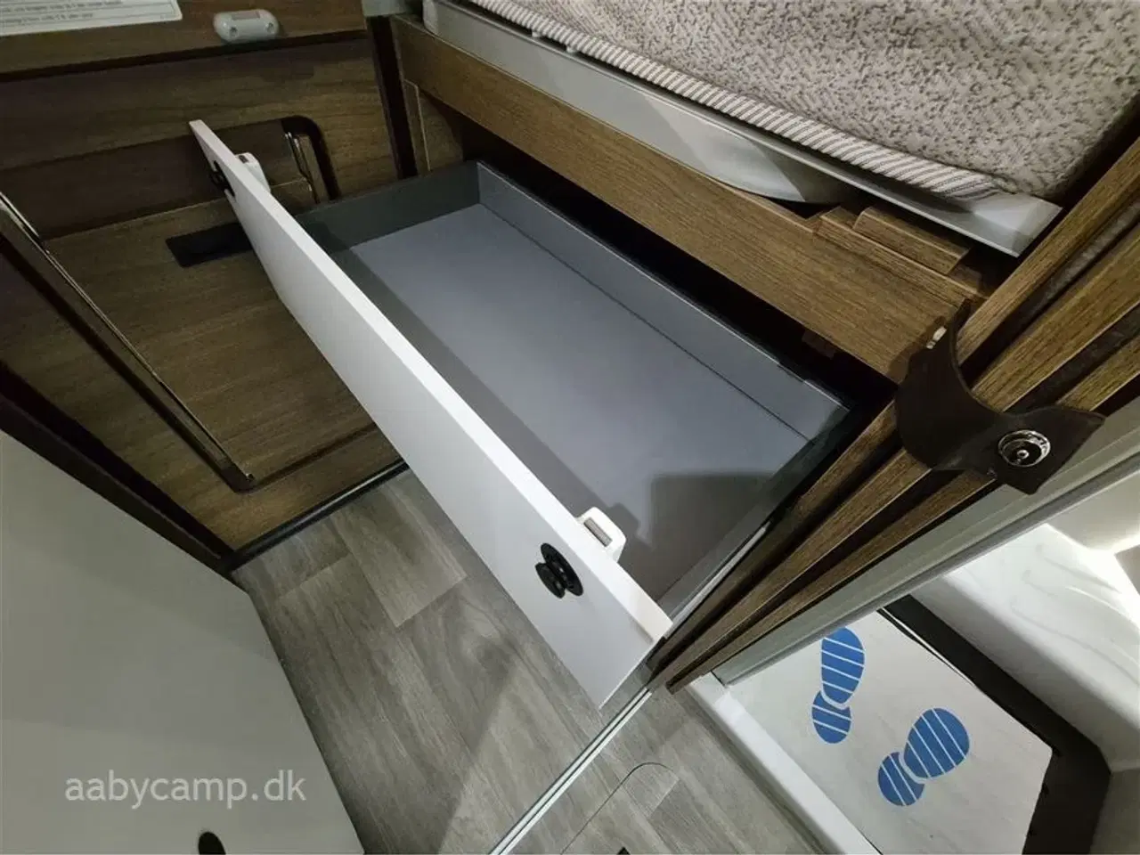 Billede 28 - 2026 - Benimar Mileo 268   Nk pakke. 8 Trins Automatgear. 140 Hk.  200W Solceller. Truma Combi Diesel. Kompressor Køleskab 150L. Emhætte.