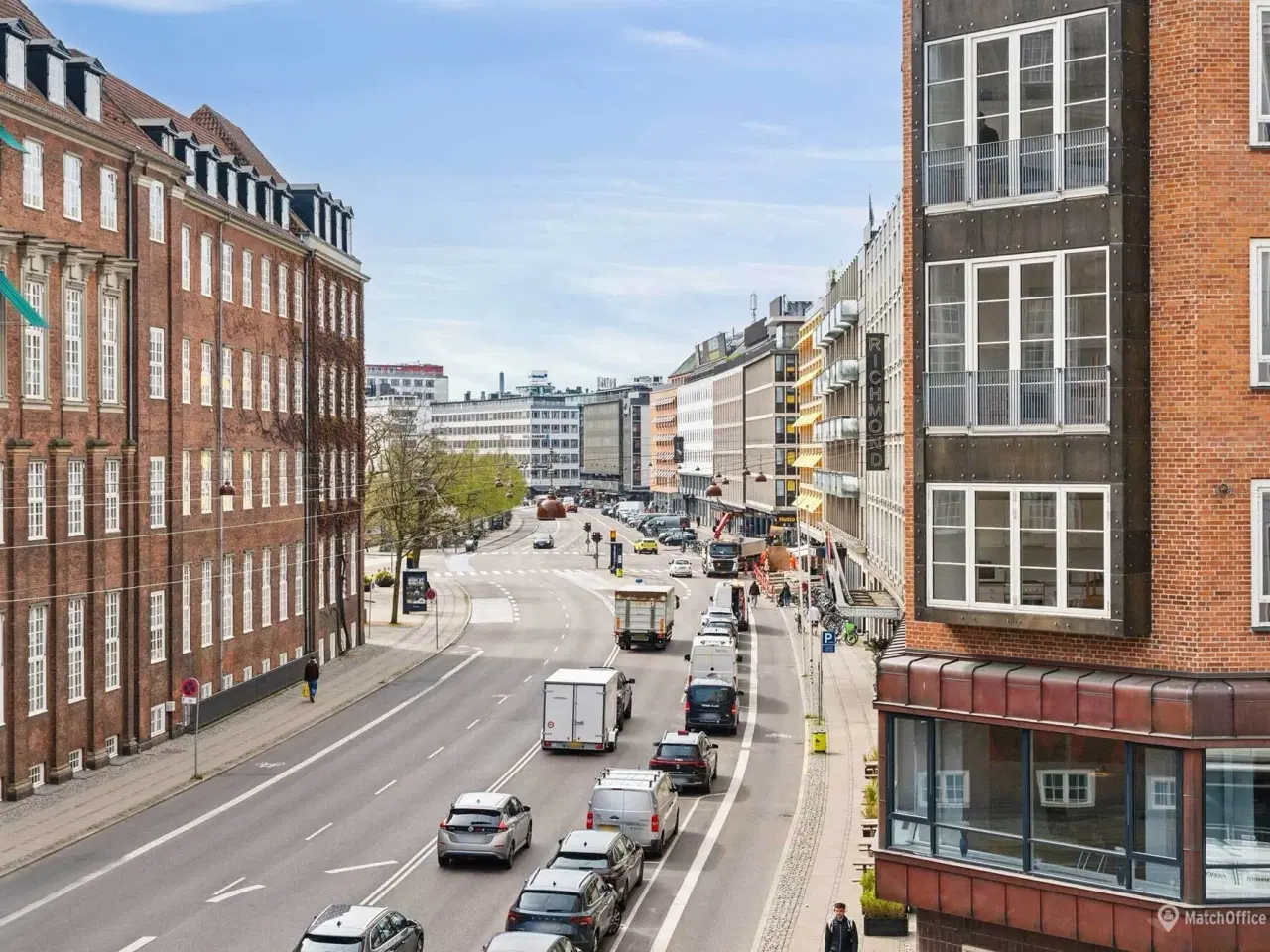 Billede 9 - Markant og eksponeret kontorhus med nem adgang til offentlig transport og parkeringsmuligheder.