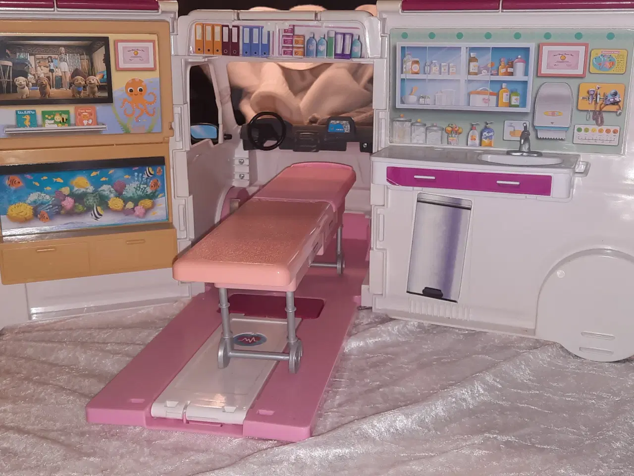 Billede 2 - Barbie ambulance 