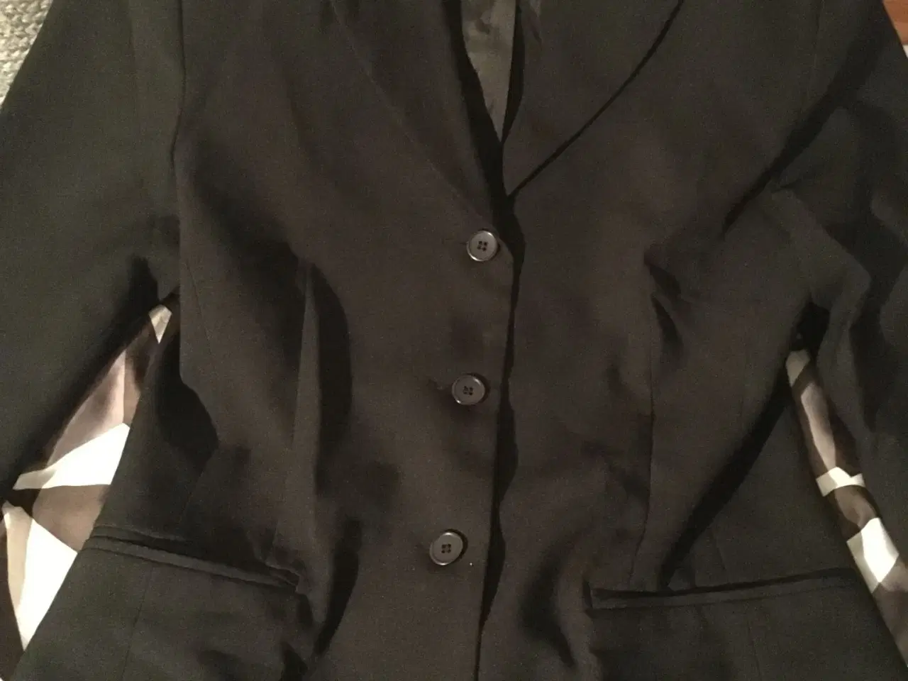 Billede 2 - Lang sort jakke til salg