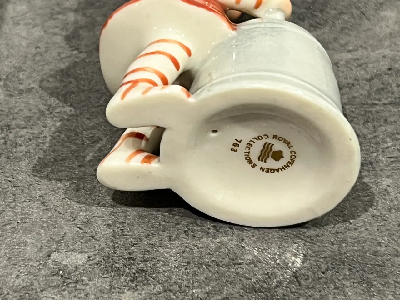 Billede 2 - Julenisse Pige med klokke figur no 763