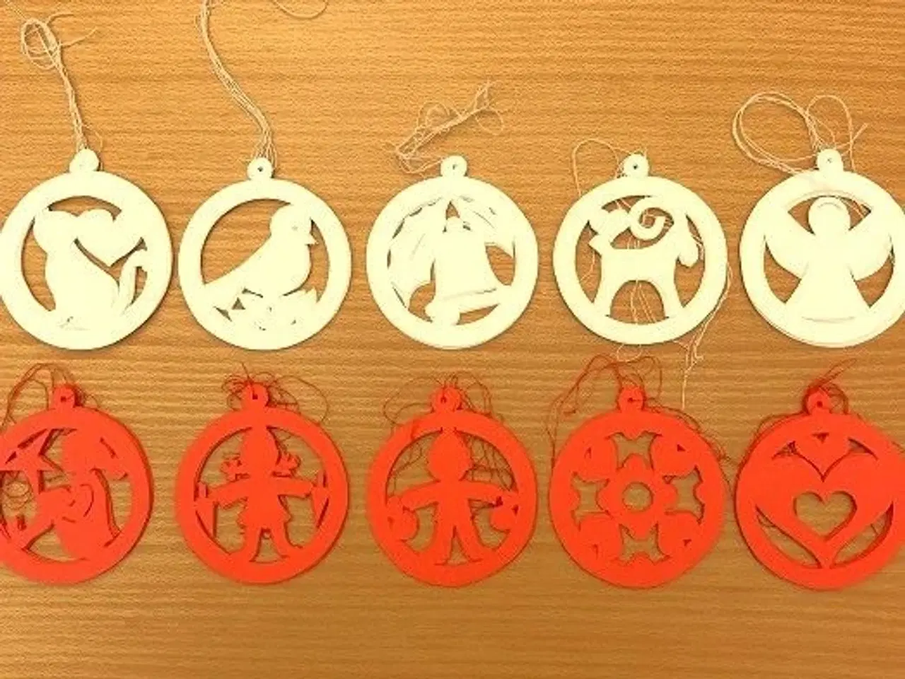 Billede 7 - JULEKLIP. Håndskåret i rød og hvid karton. Nisser,