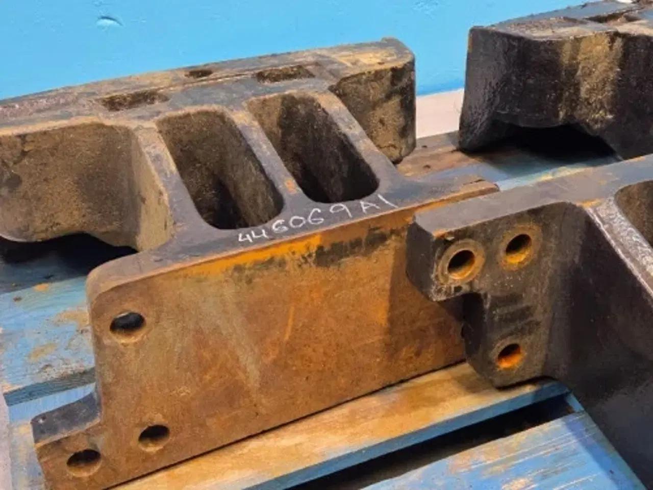 Billede 7 - New Holland T8010 Beslag 446069A1  3Stk