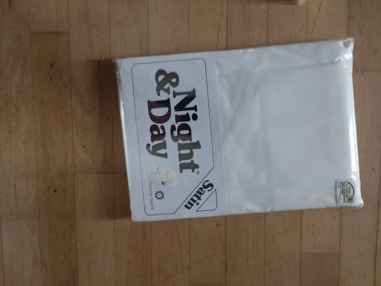 Billede 4 - Dyne og pudebetræk i satin, samt lagen. Stor størr