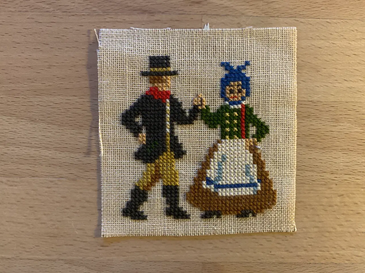 Billede 4 - Broderi, broderede folkedansere