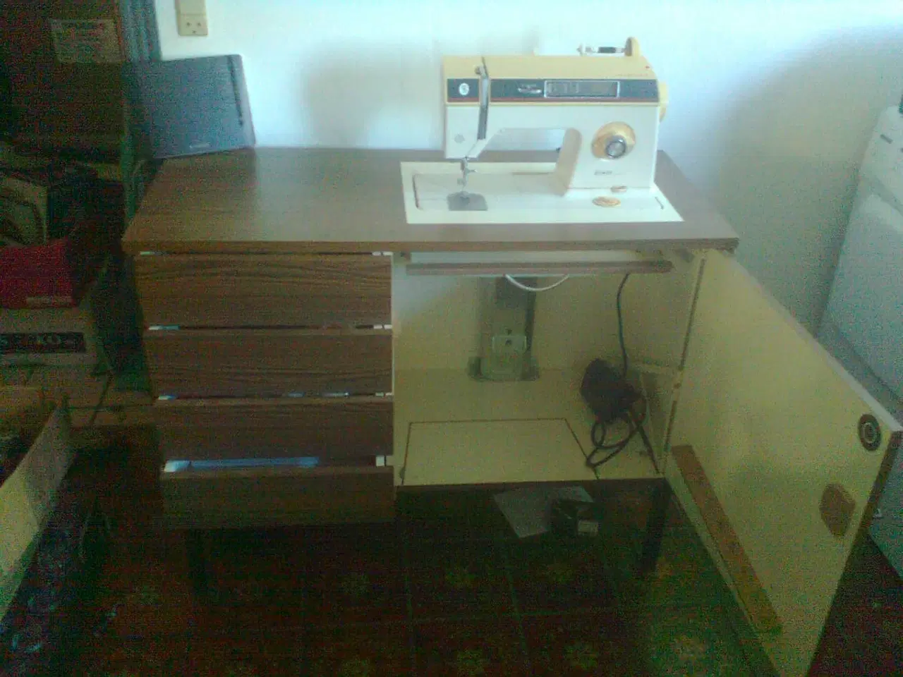 Billede 2 - Symaskine 	 med bord 