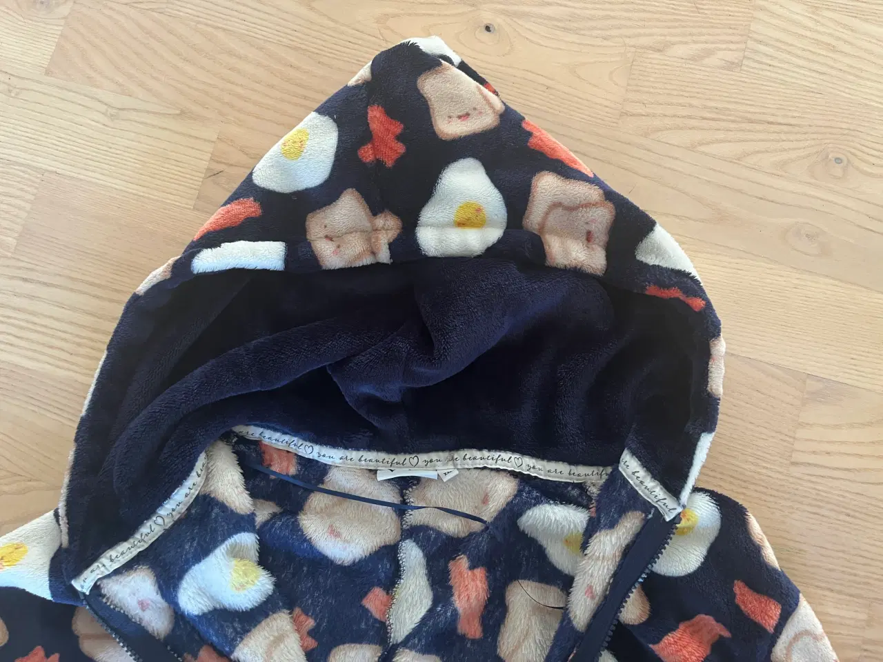 Billede 2 - Fleece heldragt med motiver af bacon og spejæg