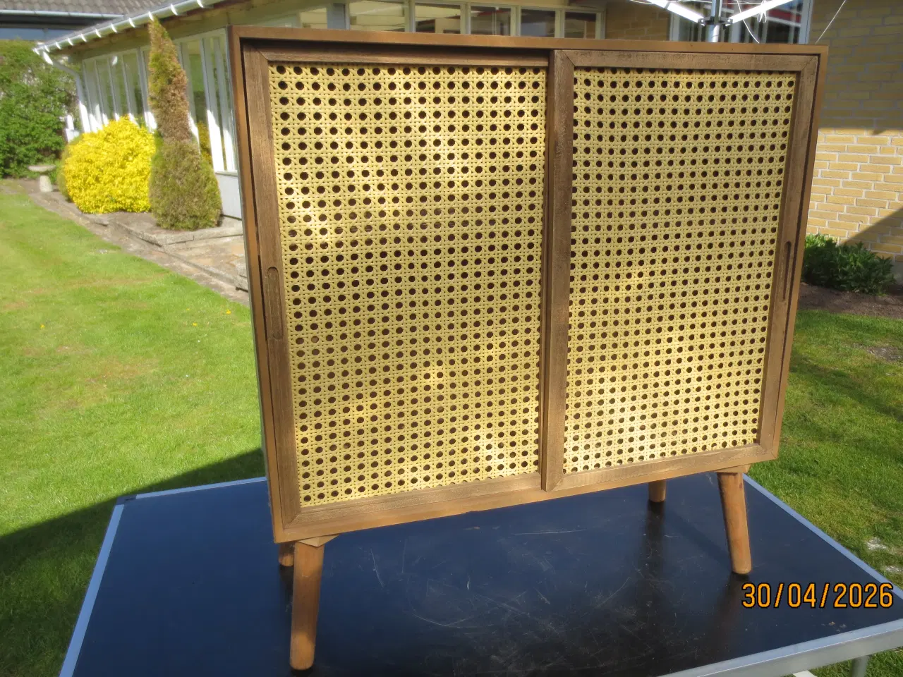 Billede 1 - 1 stk Teak Skab med Flet Skydelåger