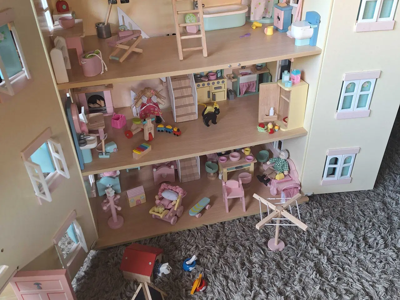 Billede 3 - FLOT DUKKEHUS med tilbehør