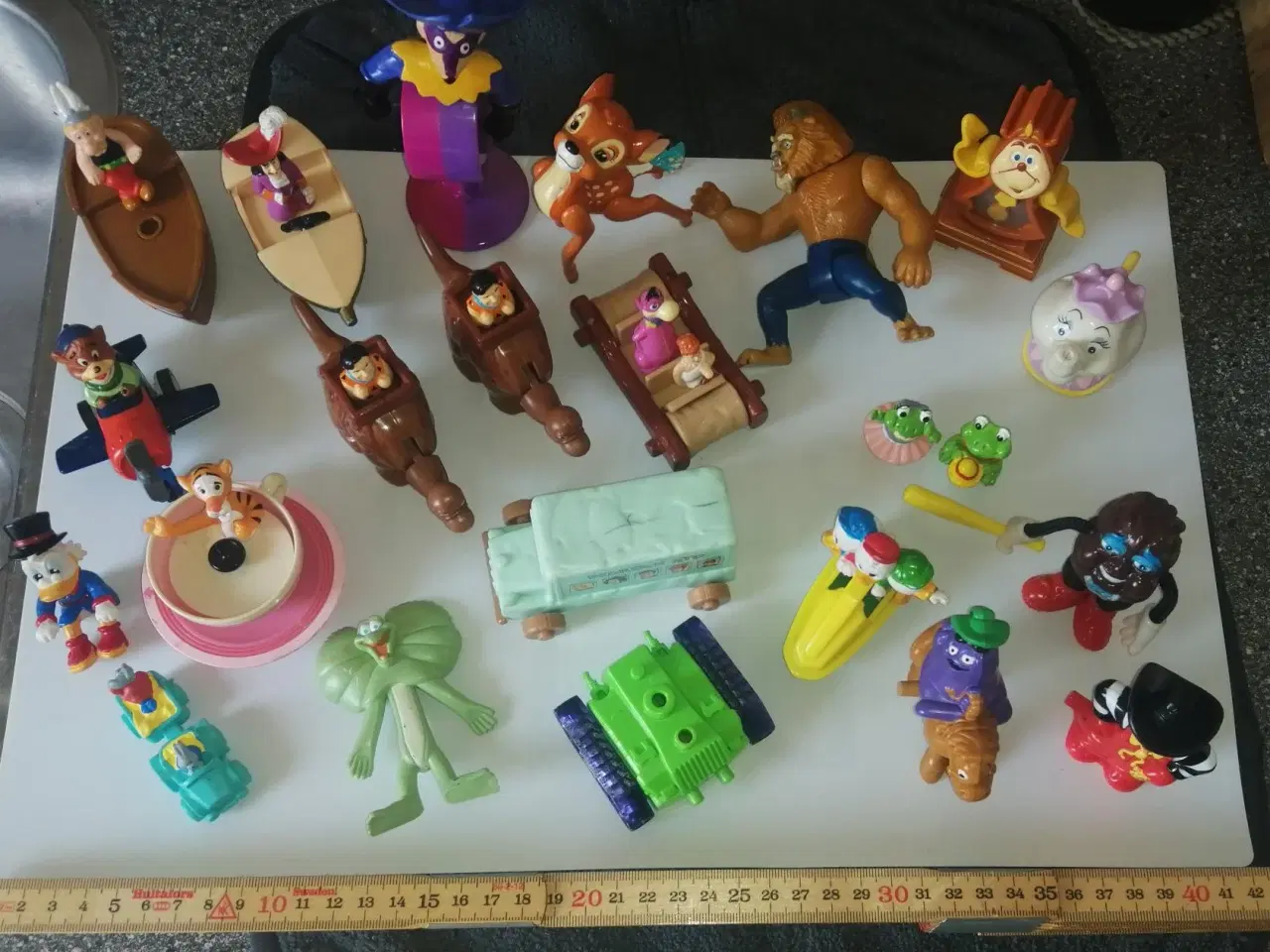 Billede 1 - 23 FIGURER,BL.A. DISNEY, FLINTSTONE, SKØNHEDEN OG 