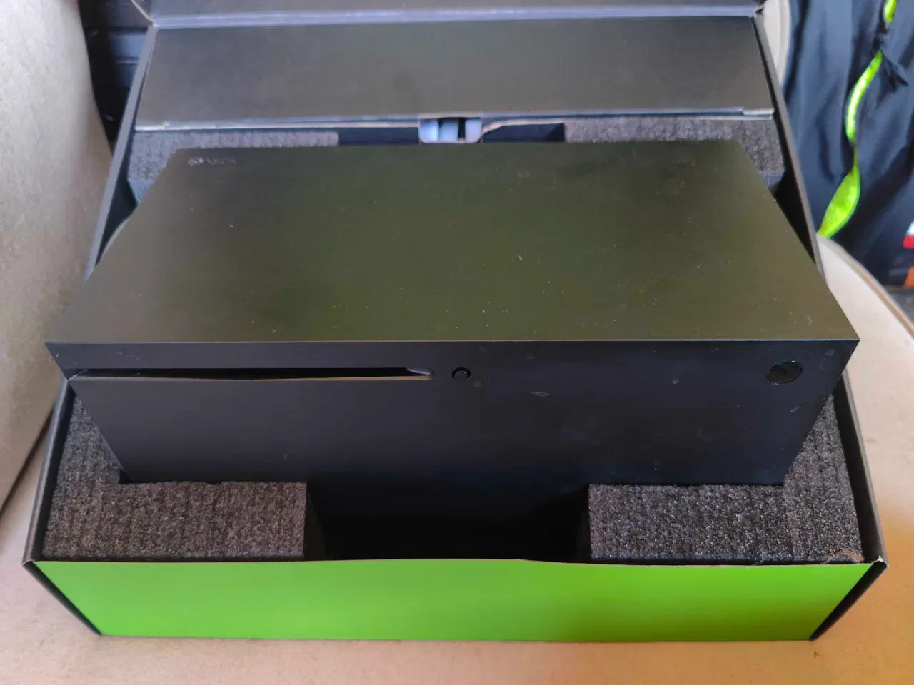 Billede 2 - Xbox Series X med tilbehør og spil.