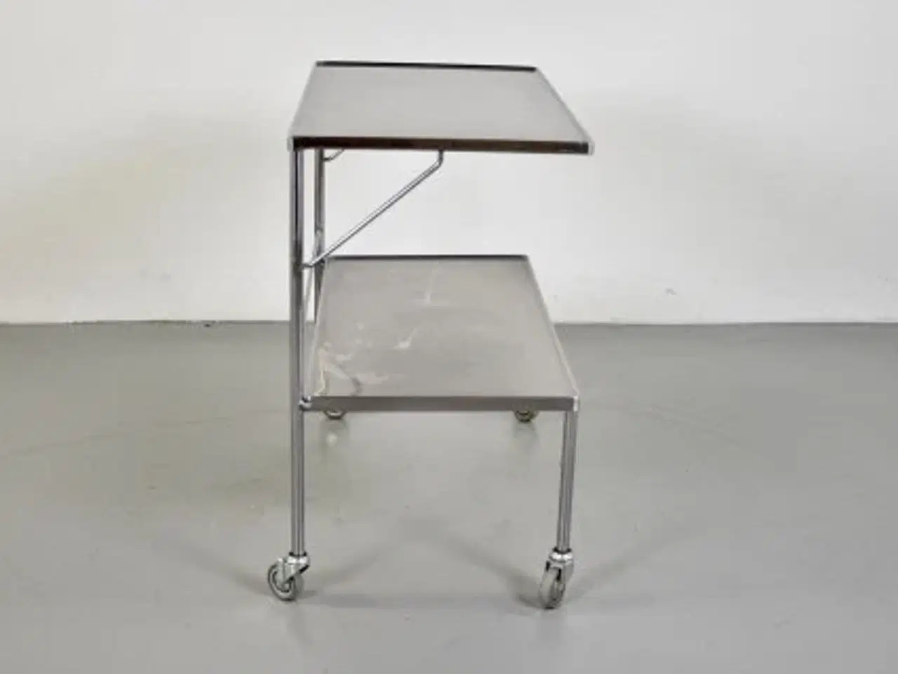 Billede 4 - Rullebord i stål med to hylder, 100 cm.
