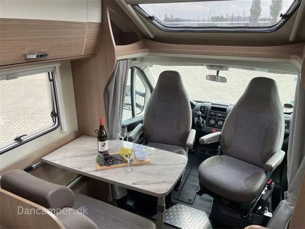 Billede 12 - 2018 - Carado T 135   Pæn og velholdt camper. Fransk seng, solceller.