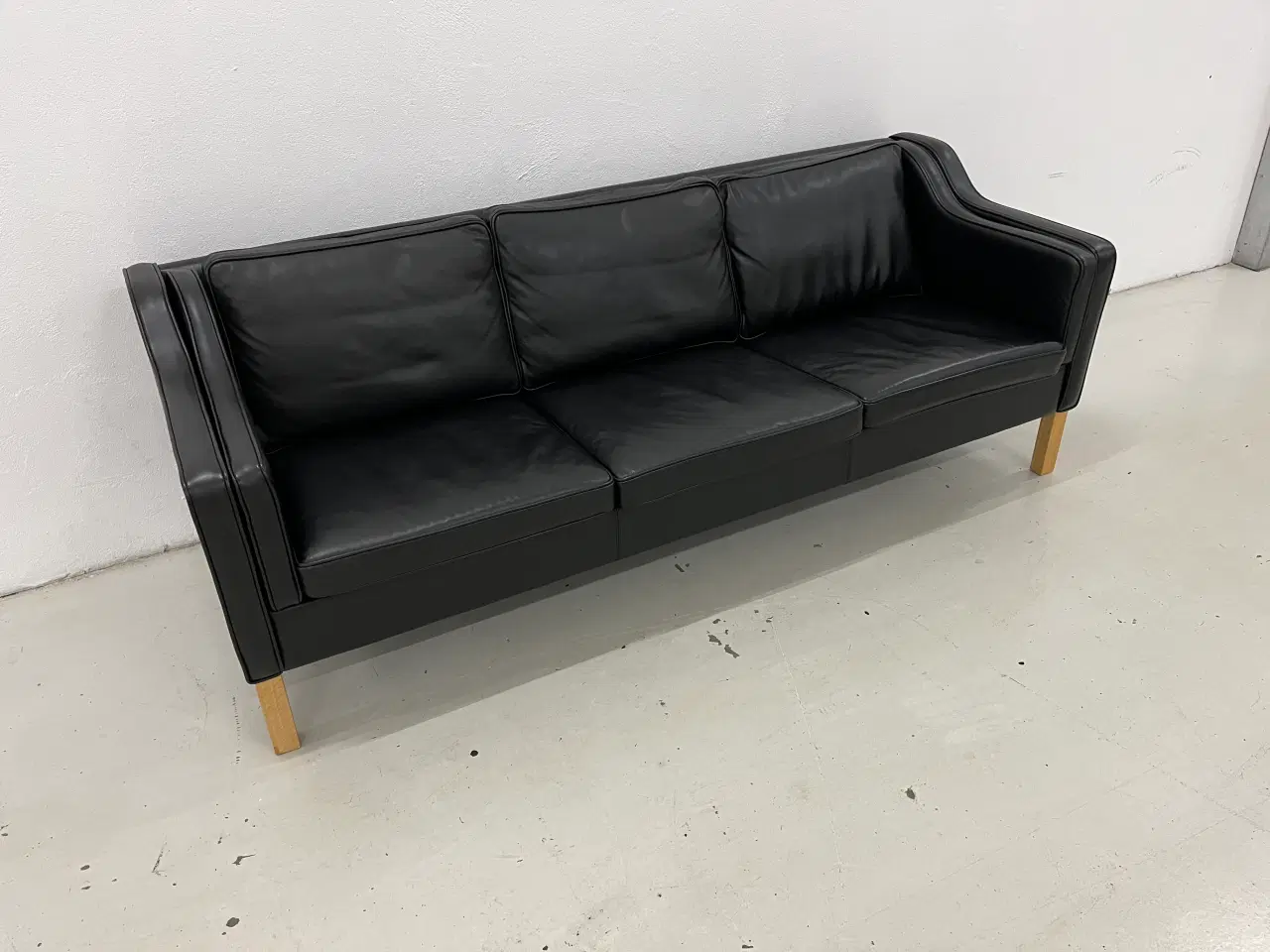 Billede 2 - Mogens Hansen MH195 3 Pers.Sofa i sort læder.