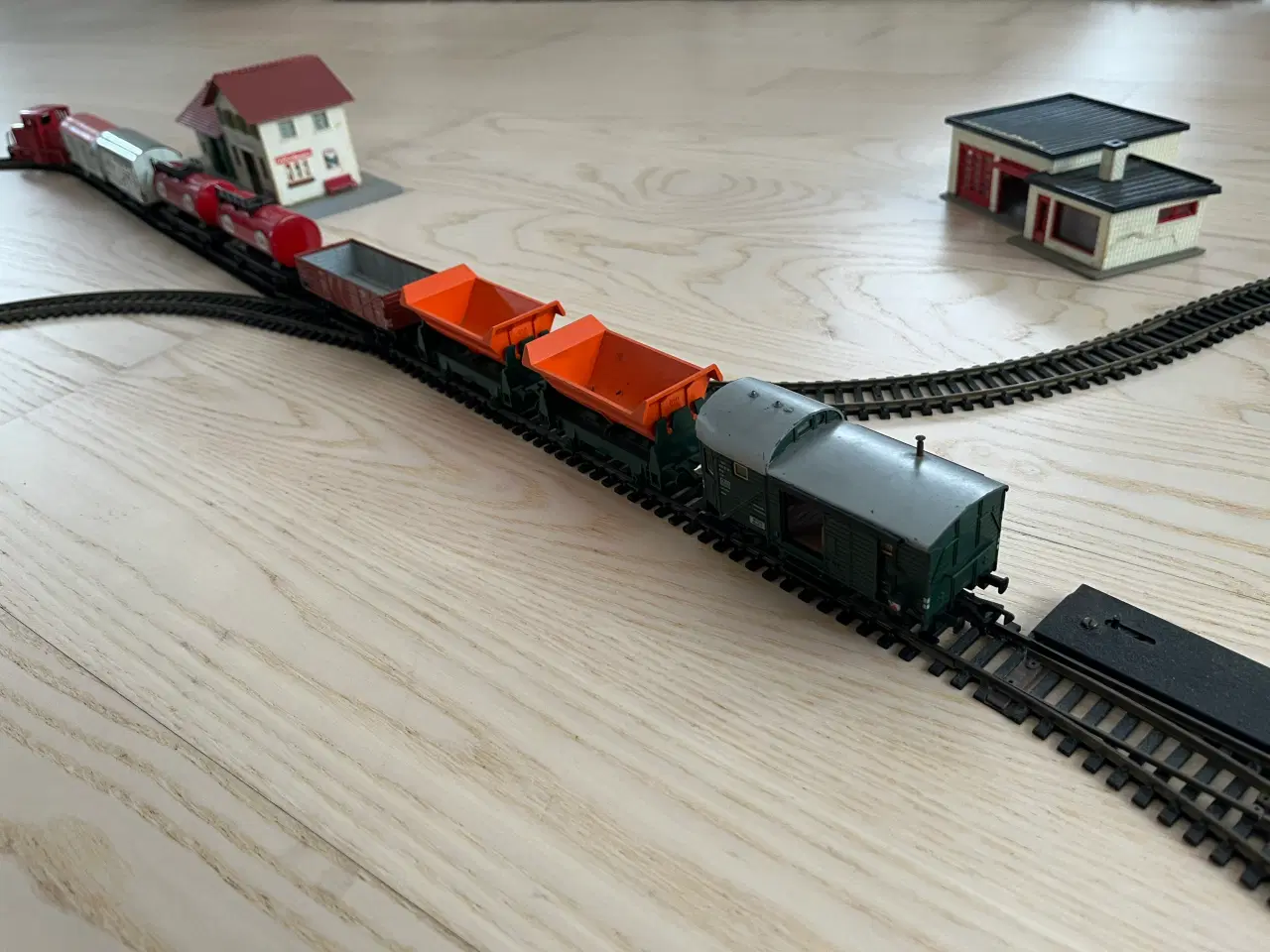 Billede 6 - Fleischmann modeltogbane m. 8 vogne og div. huse