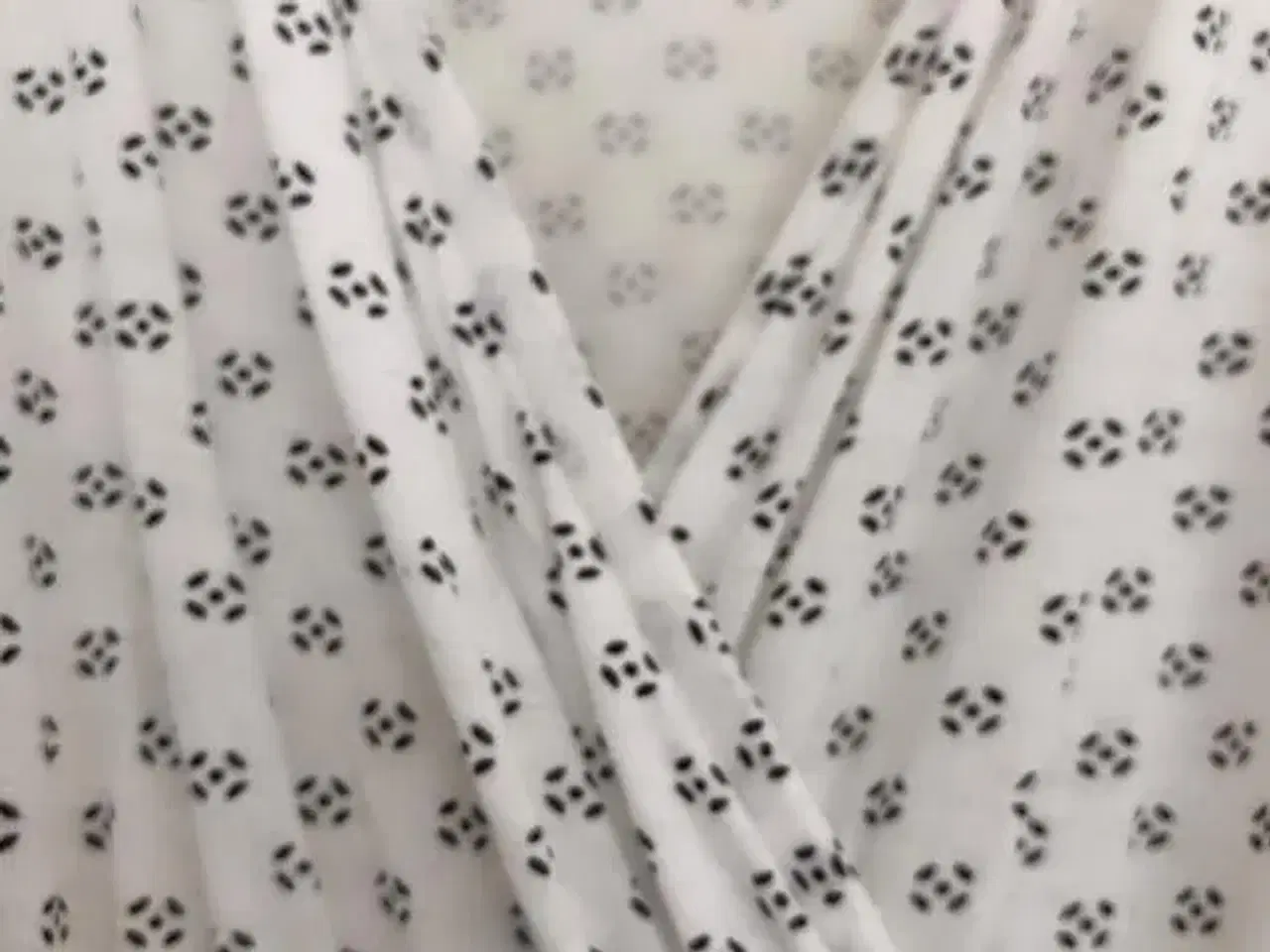Billede 2 - H&M hvid og sortmønstret slå-om-bluse str L