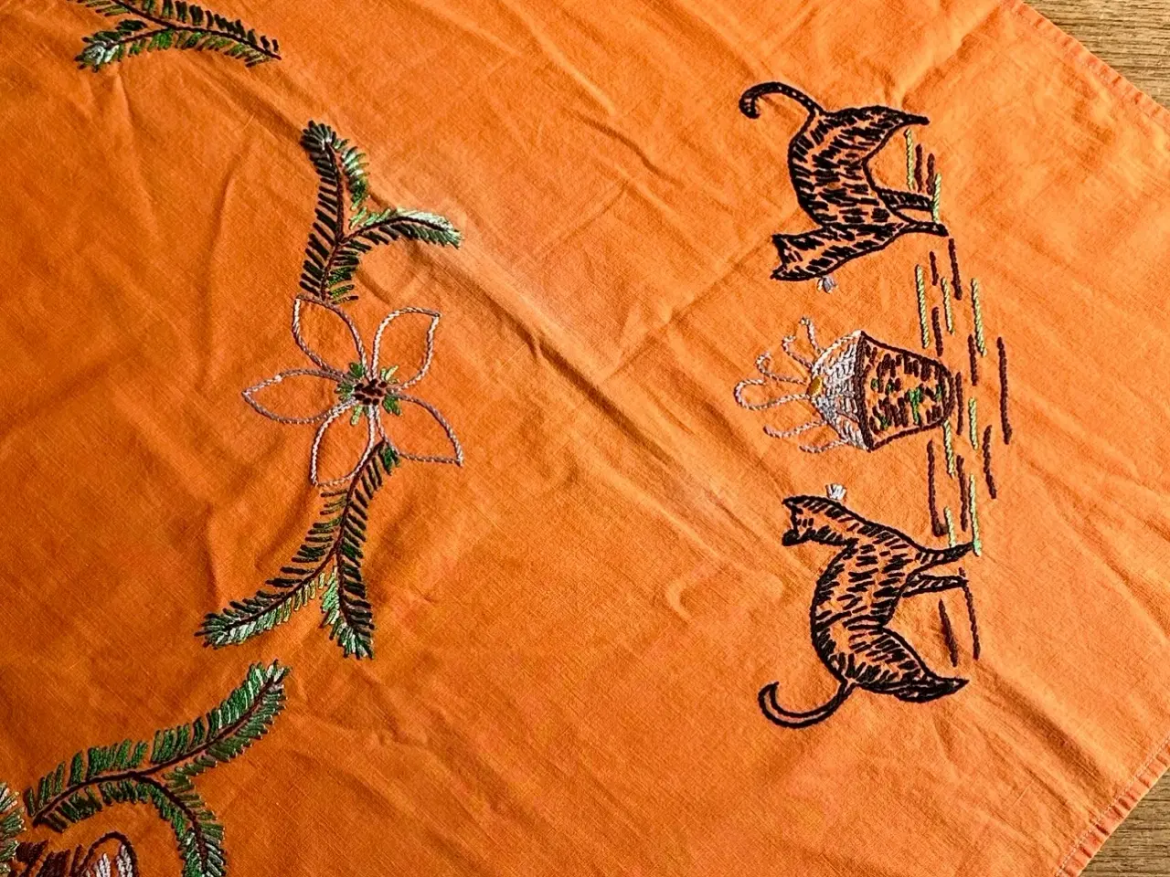 Billede 4 - Antik juledug, broderet m katte, 120 x 120 cm