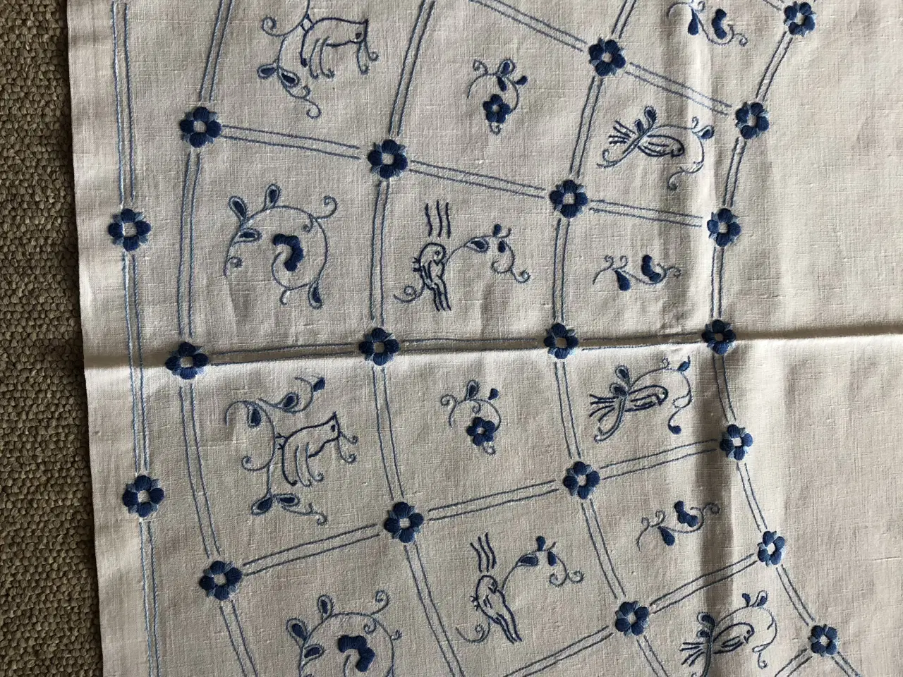 Billede 2 - Broderet dug.  -  Passer til mågestel.