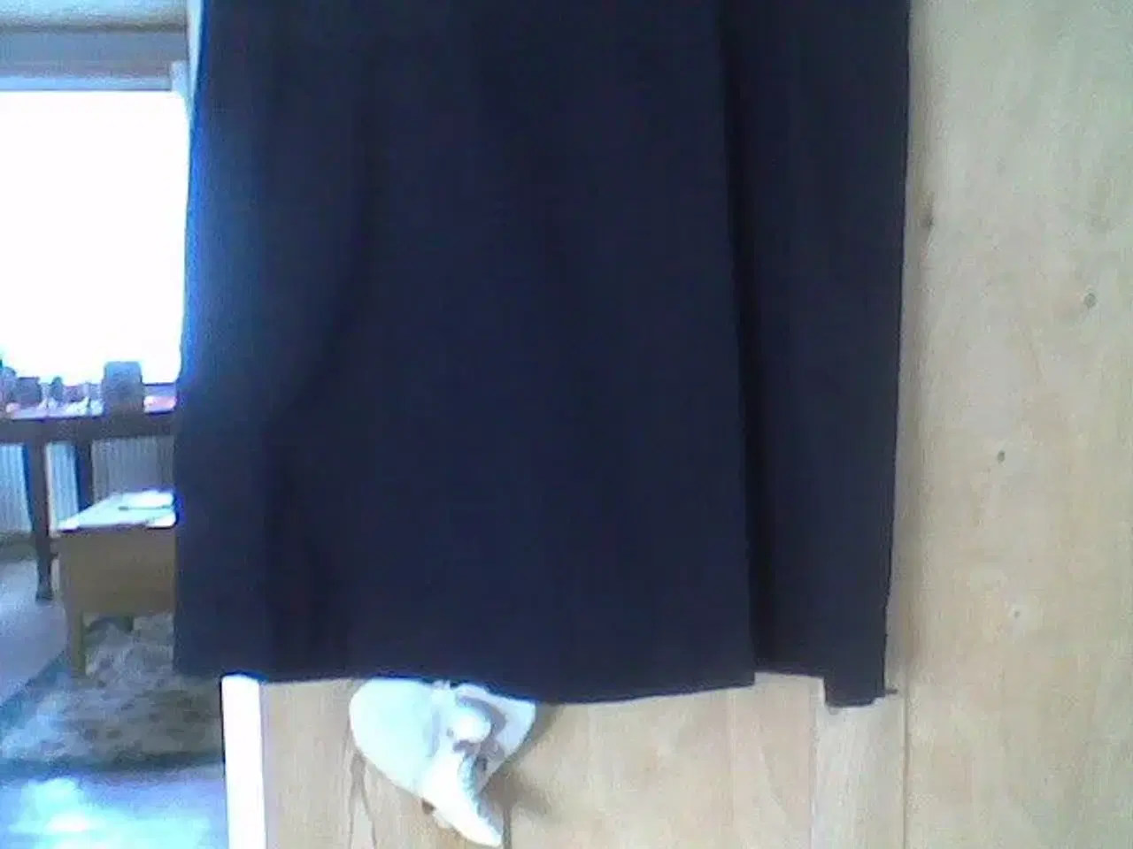 Billede 1 - Fin og anvendelig mørkeblå nederdel.