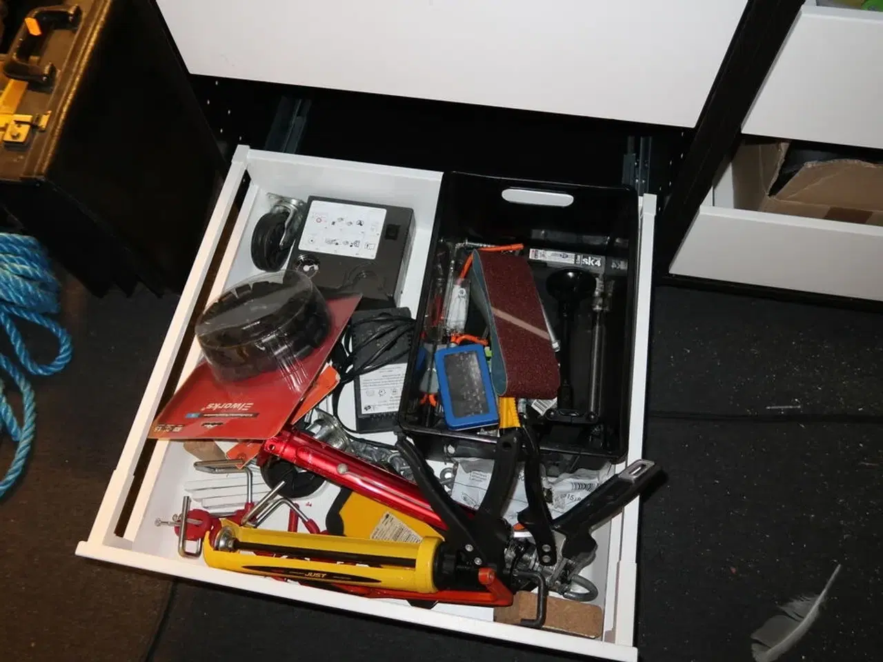 Billede 10 - Arbejdsbord med skuffer med indhold (maskiner medfølger ikke)