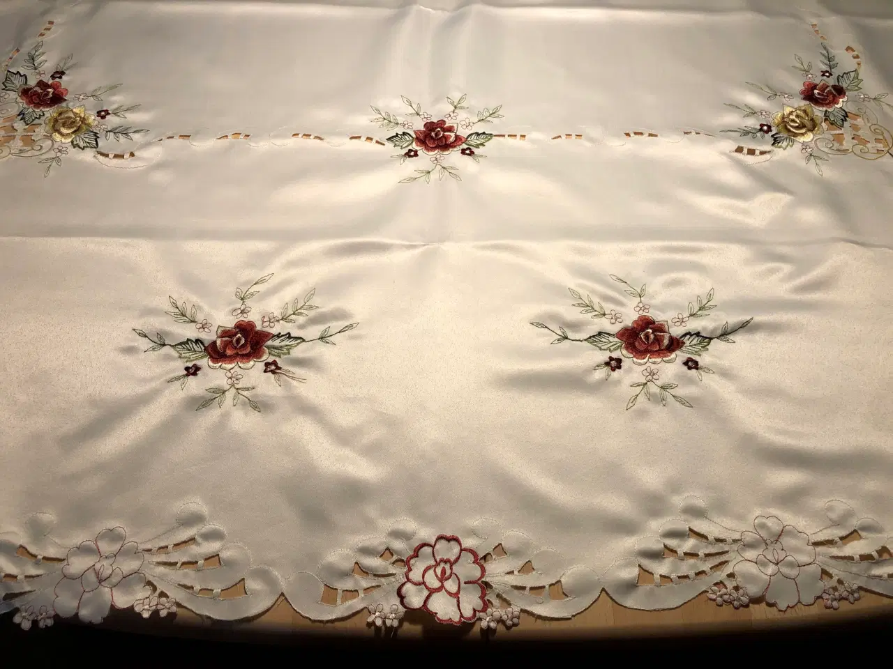 Billede 3 - Broderet dug