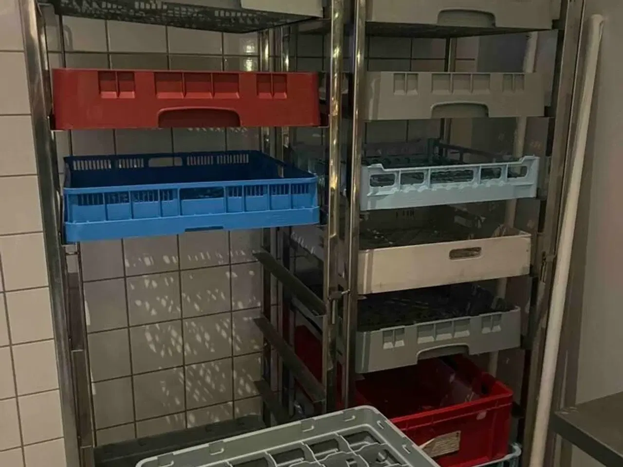 Billede 1 - 20 stk. blandede Opvaskebakker (stikvognene medfølger ikke)