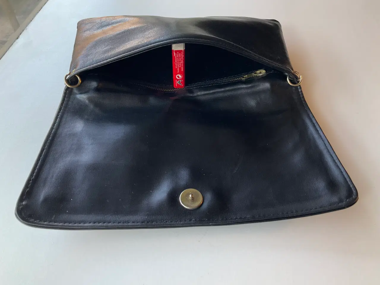 Billede 6 - Fin lille sort dametaske. Ca. 24x13 cm.