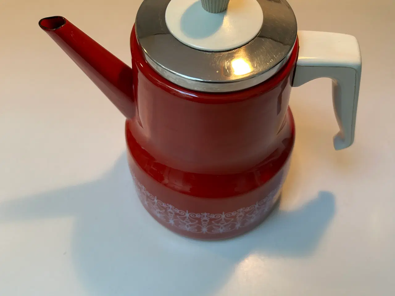 Billede 2 - Ny Emalje kaffekande rød med hvid mønster