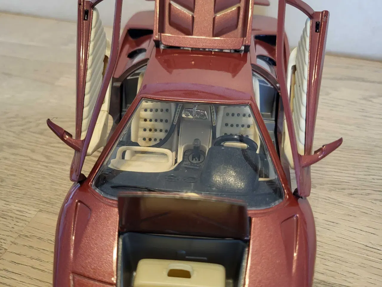 Billede 7 - Modelbil: Lamborghini Diablo 1990.  Skala 1/18.