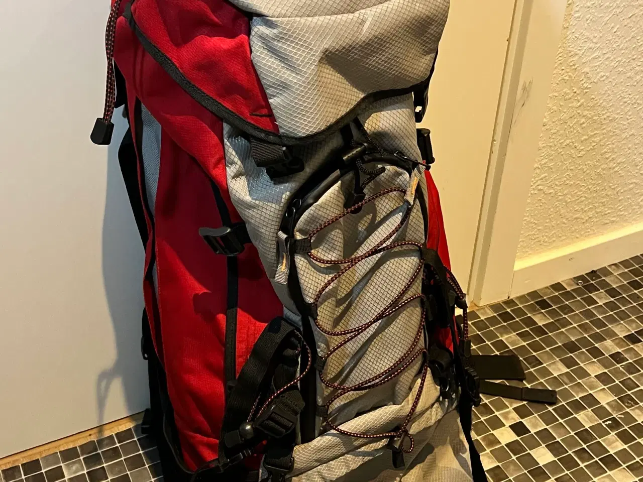 Billede 1 - & Other Stories rygsæk  70 stof unisex rød/grå