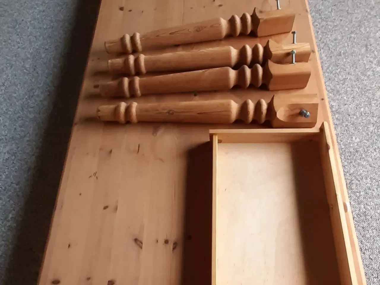 Billede 2 - Fyrtræs Spisebord m. 1 skuffe