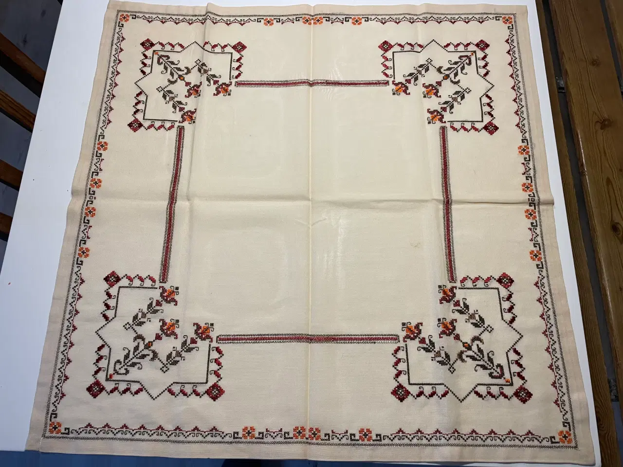 Billede 1 - Dug håndbroderet 70x70 cm