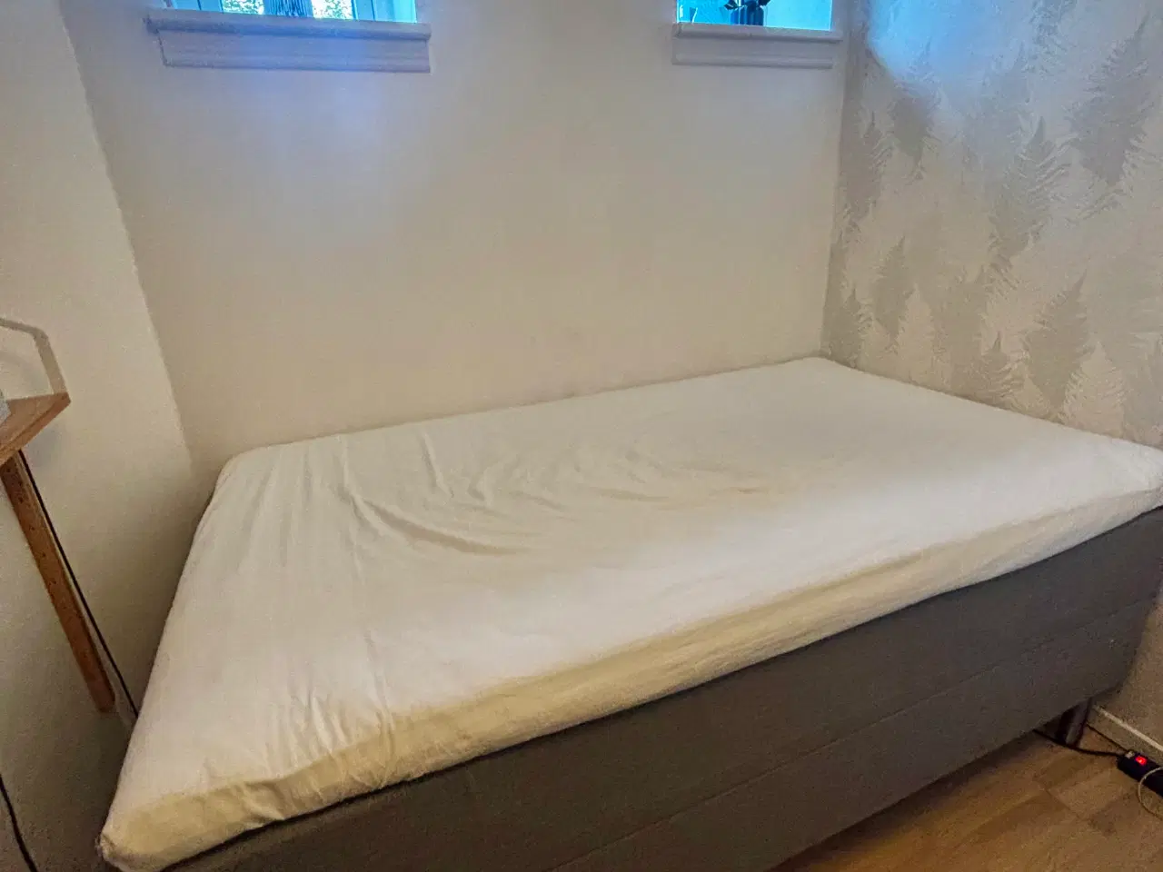 Billede 1 - Lysegrå kontinentalseng fra JYSK – 120x200 cm – Me
