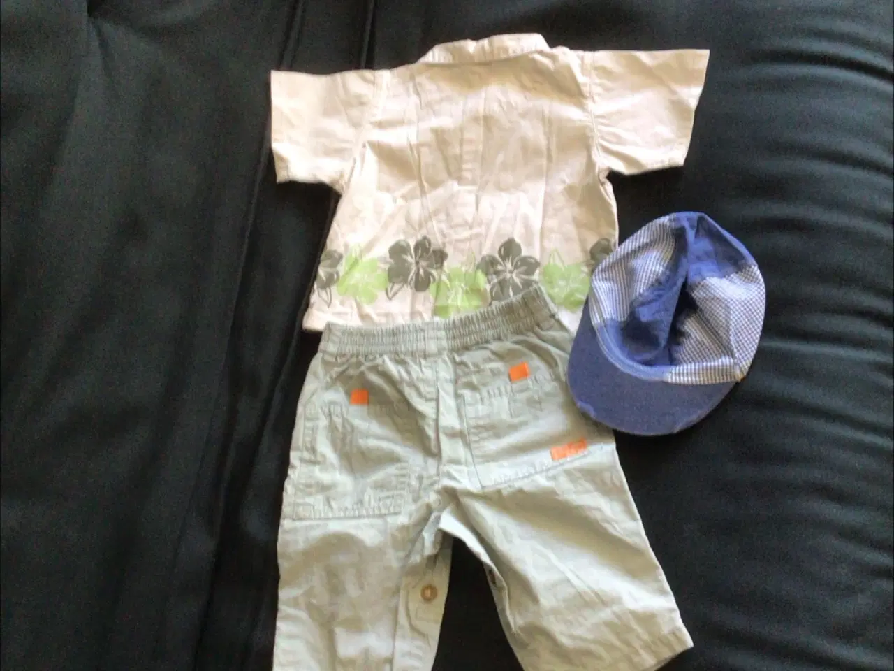 Billede 2 - Sommersæt. Skjorte,bukser og kasket i str.62