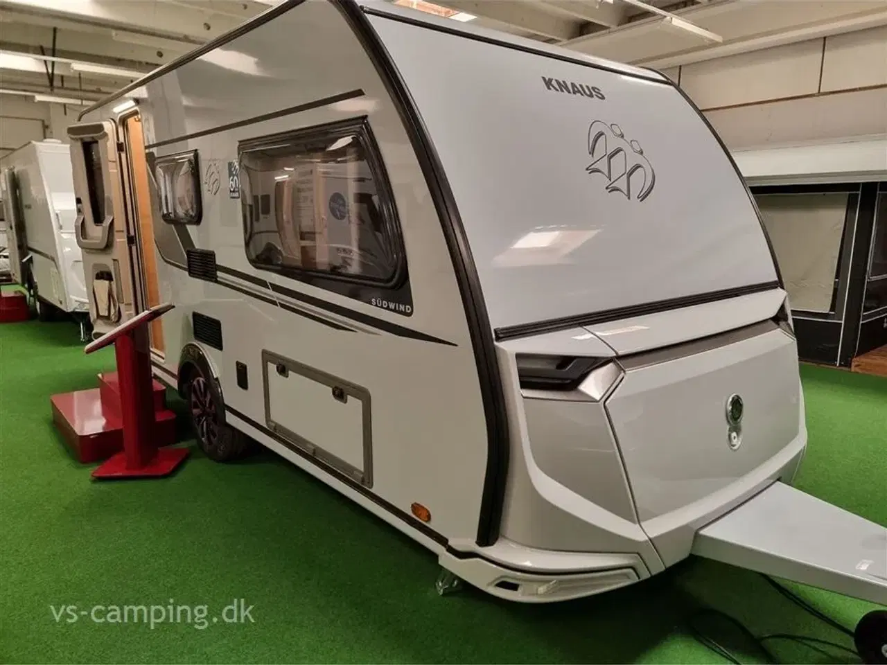 Billede 1 - 2025 - Knaus Südwind 500 EU   INNOVATIV CAMPINGVOGN MED ENKELTSENGE OG LAMELUDTRÆK