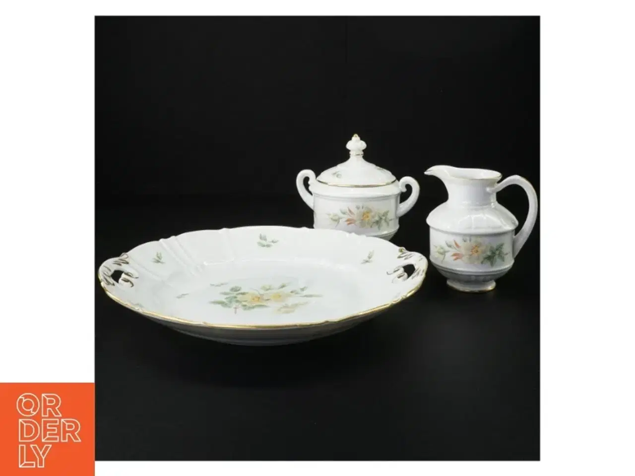 Billede 2 - Porcelænsservice med blomstermotiv fra Bing Og Grøndal (str. 24 cm og 10 x 9 cm og 12 x 14 cm)