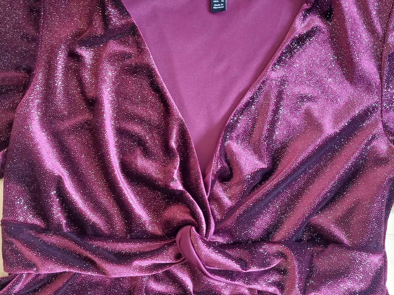 Billede 2 - Bordeaux kjole med glimmer 