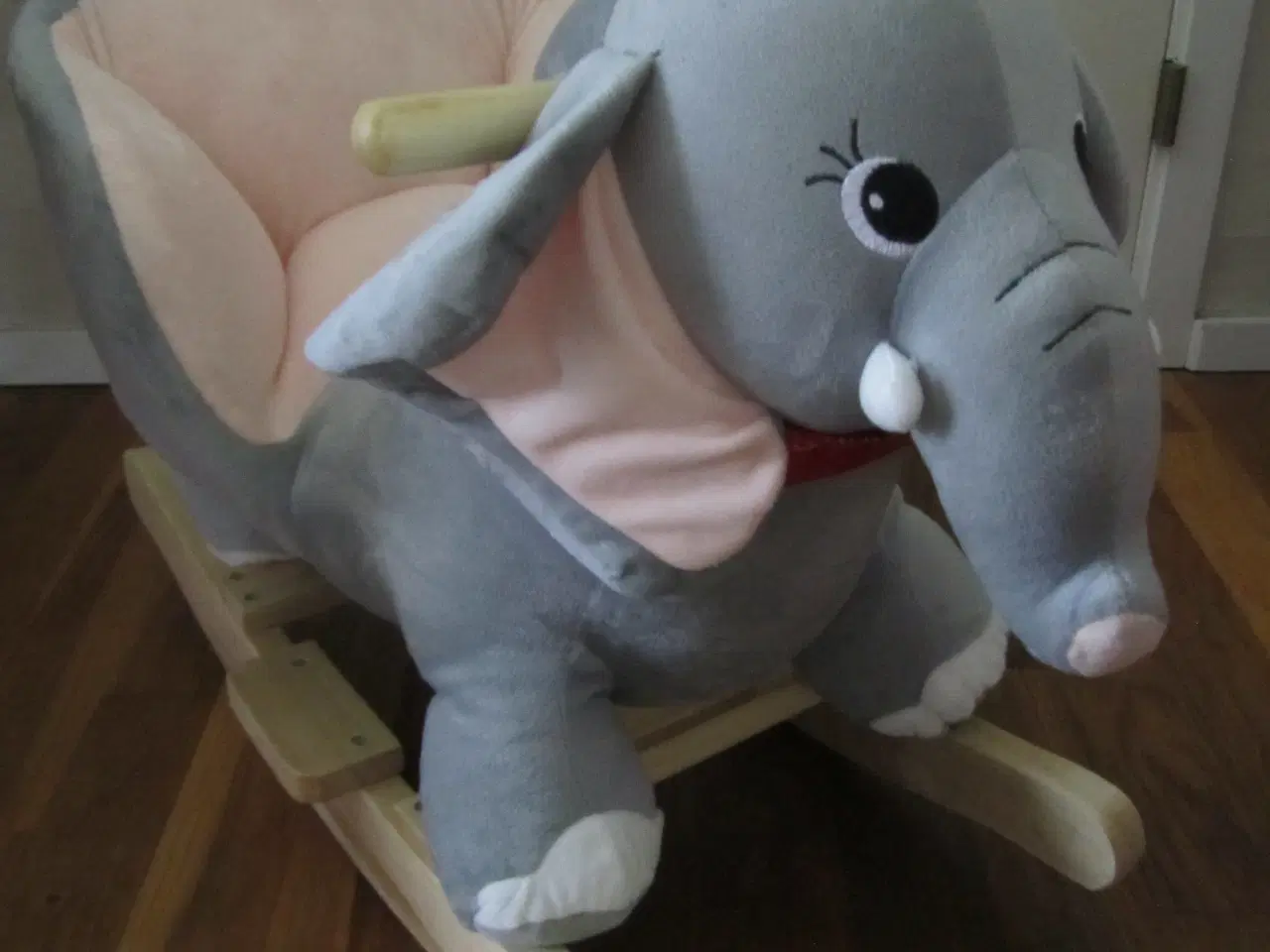 Billede 1 - NY. ELEFANT GYNGEHEST.