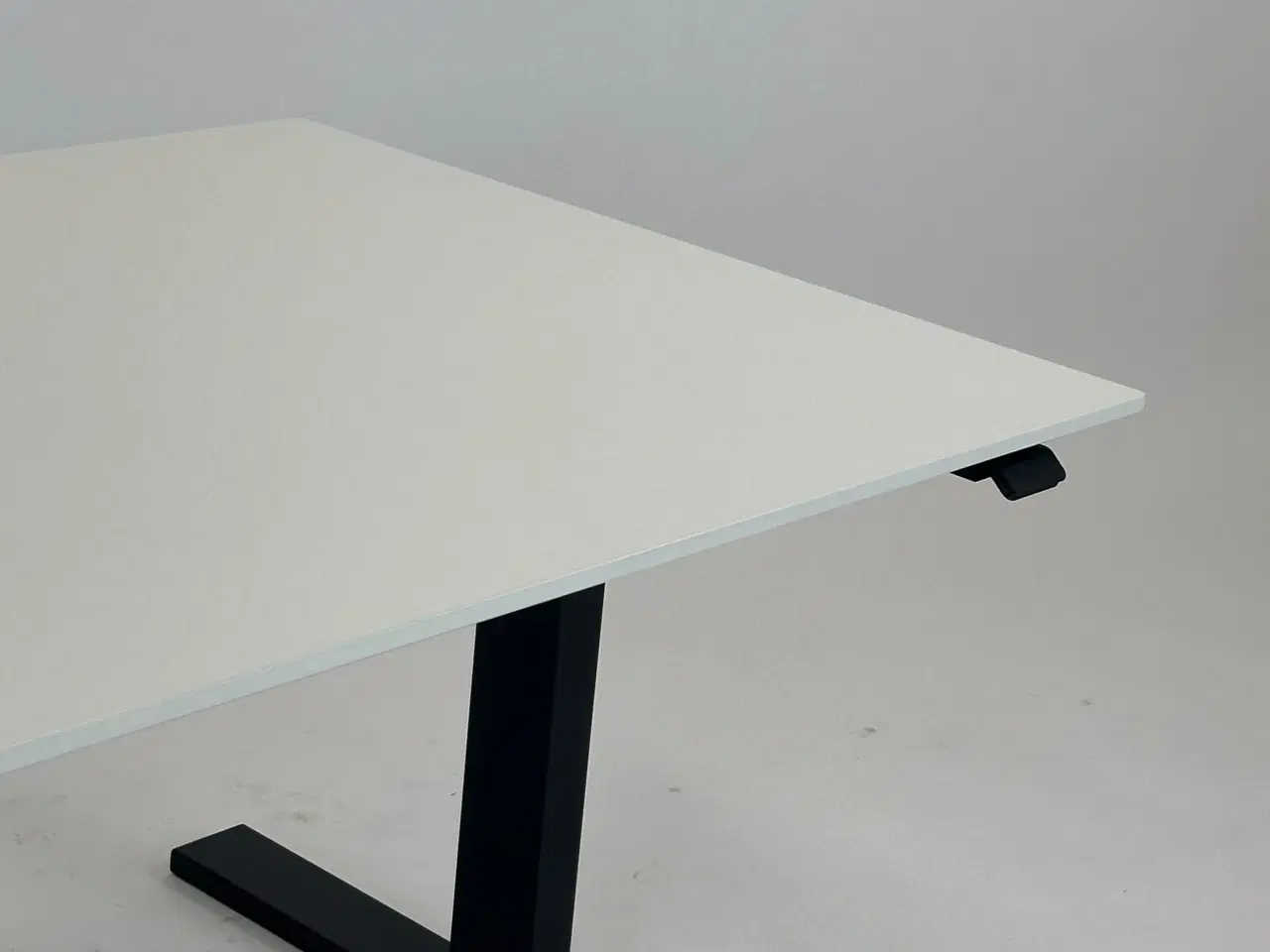 Billede 5 - Hæve-/sænkebord 140x80 (m. faset kant & flex) - Linak