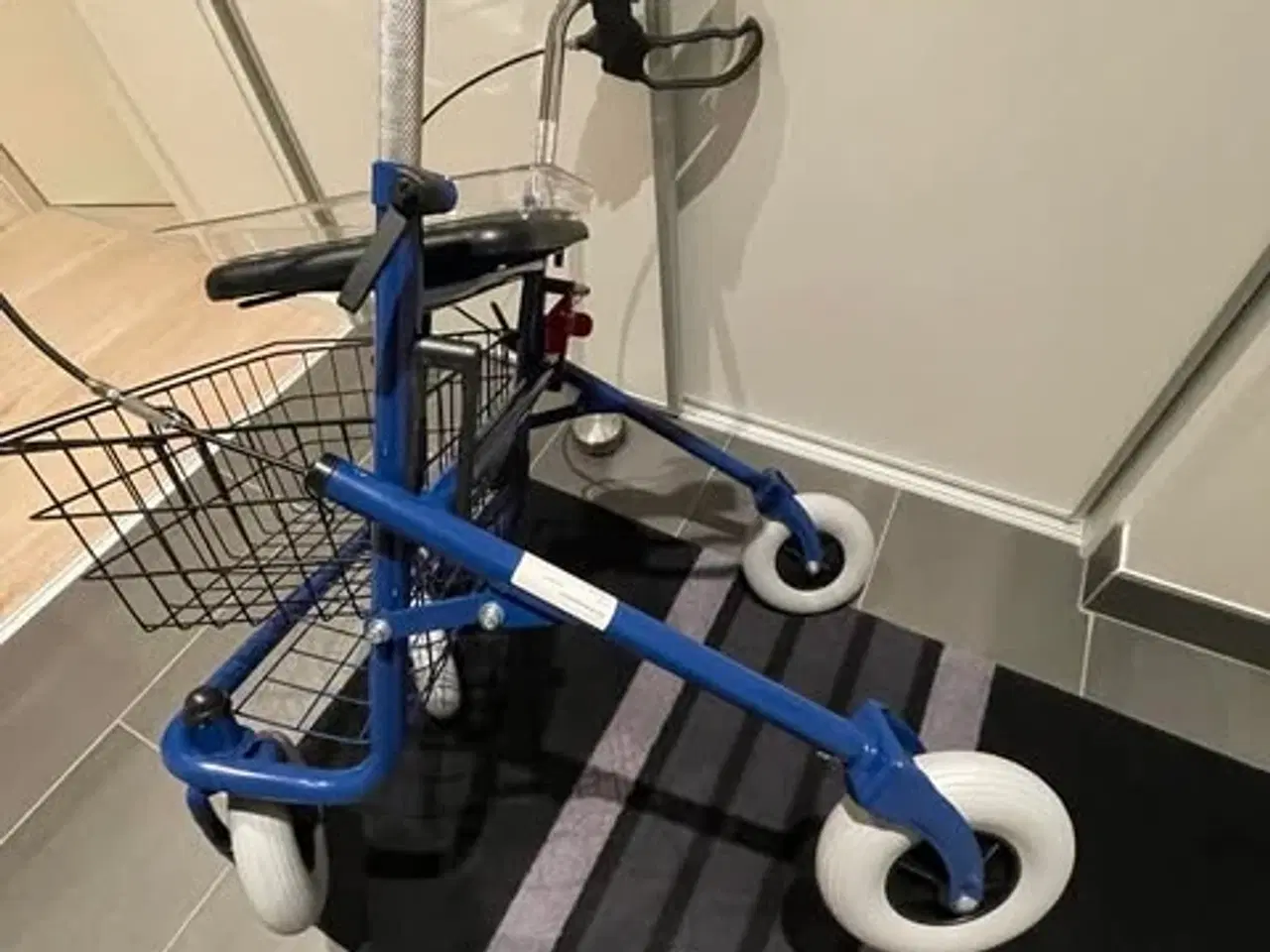 Billede 3 - Rollator brugt 1 uge inden døre.
