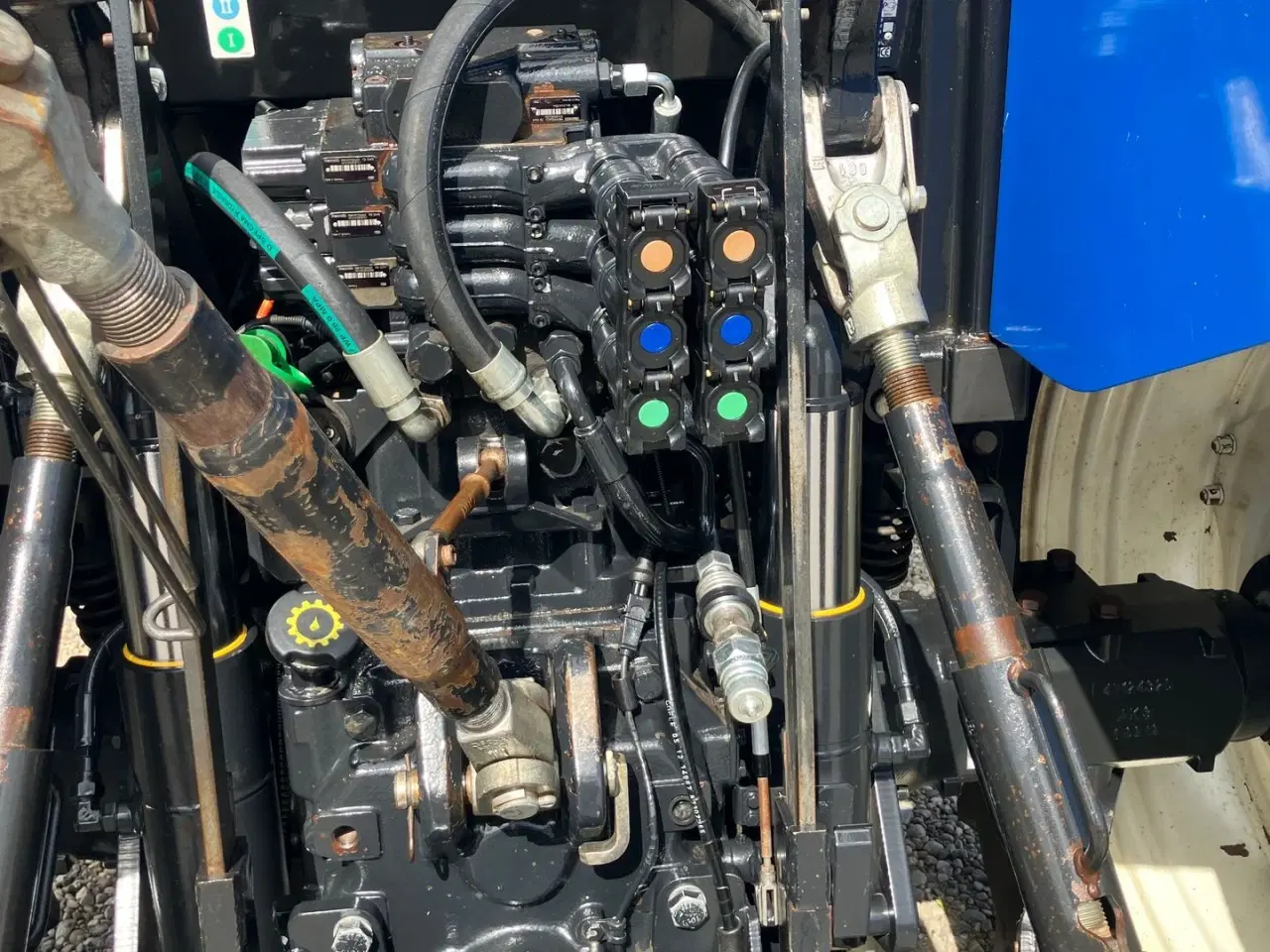 Billede 14 - New Holland T 6030 DK ELITE MED LÆSSER elektrisk joystik