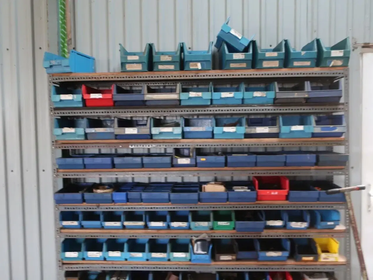 Billede 15 - 2 stk. rullebukke, paller, reoler, reservedele, værktøj, stiger m.m.