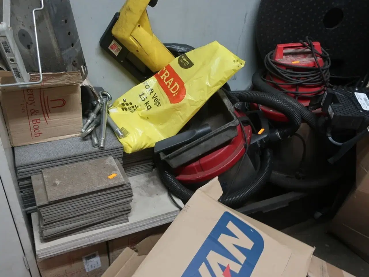 Billede 1 - Reol med indhold samt støvsugere