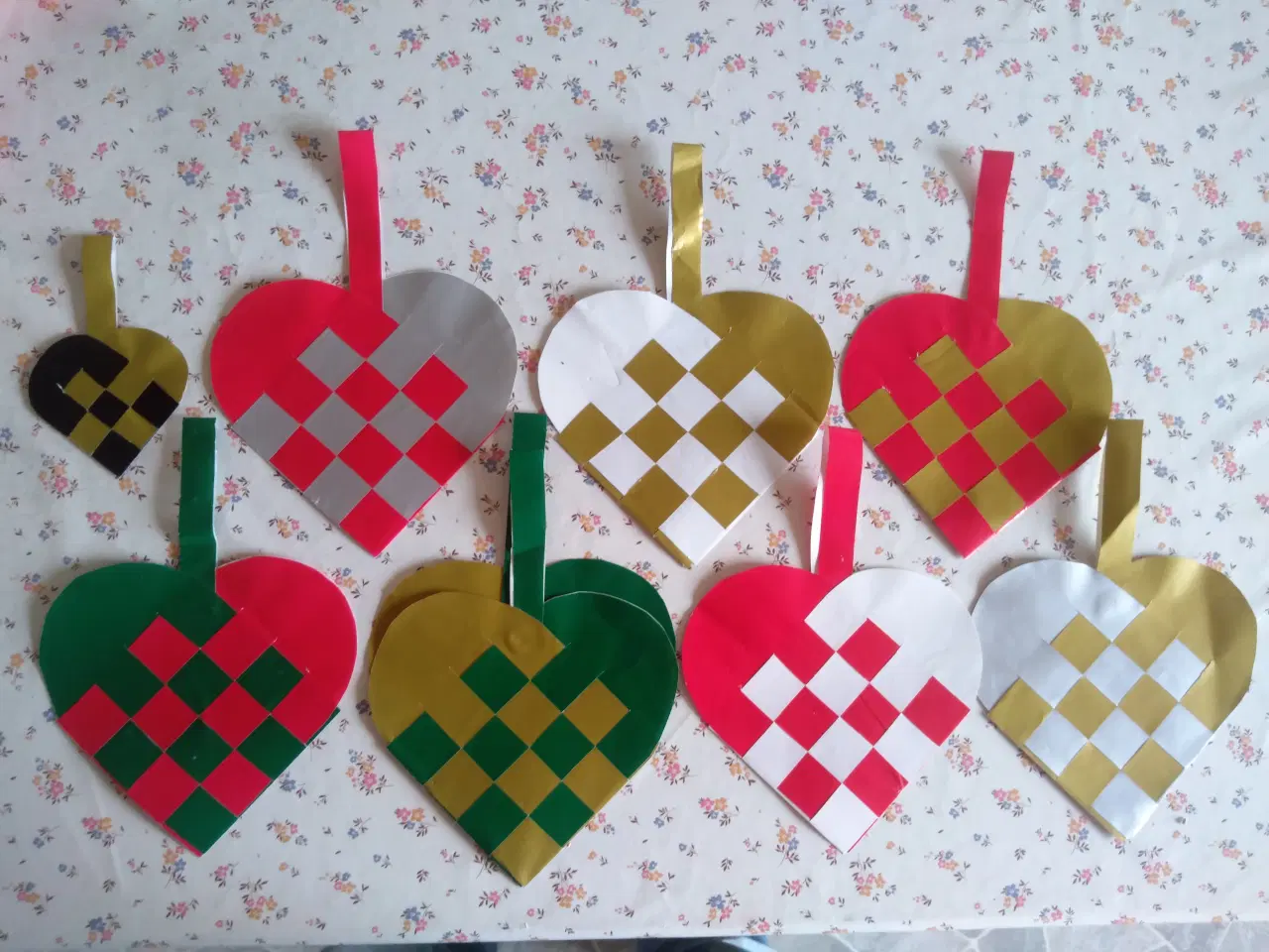 Billede 17 - Julepynt, krus, lysestager, nissehuer m.m.