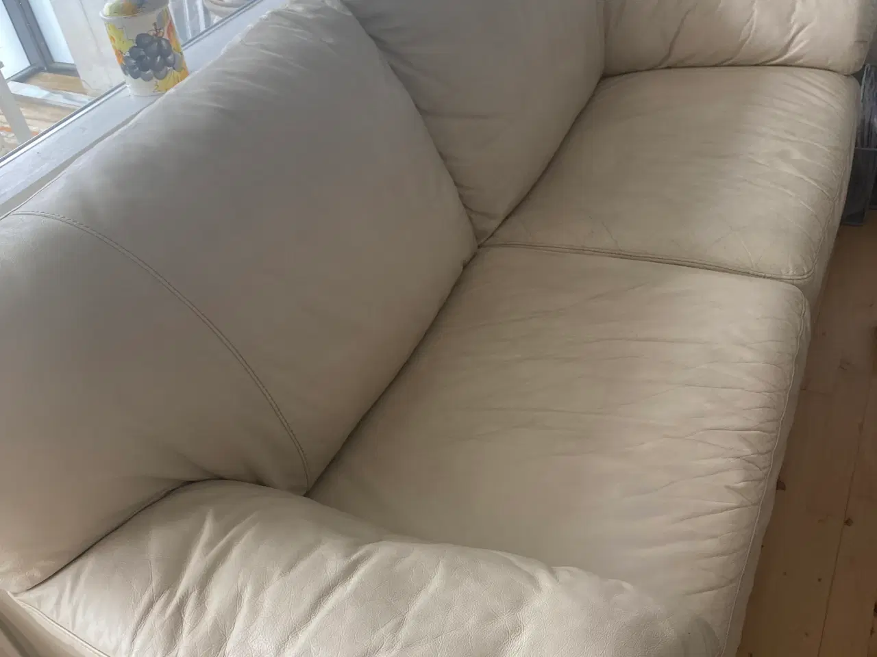 Billede 1 - Creamfarvet Skindsofa med fastsiddende hynder