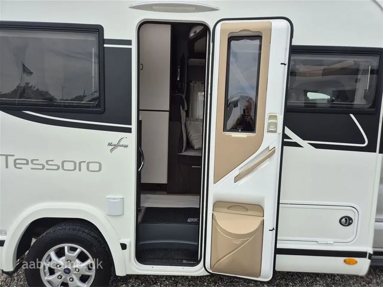 Billede 5 - 2020 - Benimar Tessoro T481   NK Pakke. Automatgear. solceller. markise. Lithium Batteri. Thetford ovn. hæve/sænke cykelstativ. 32 tommer FMT TV.  Fuld service.