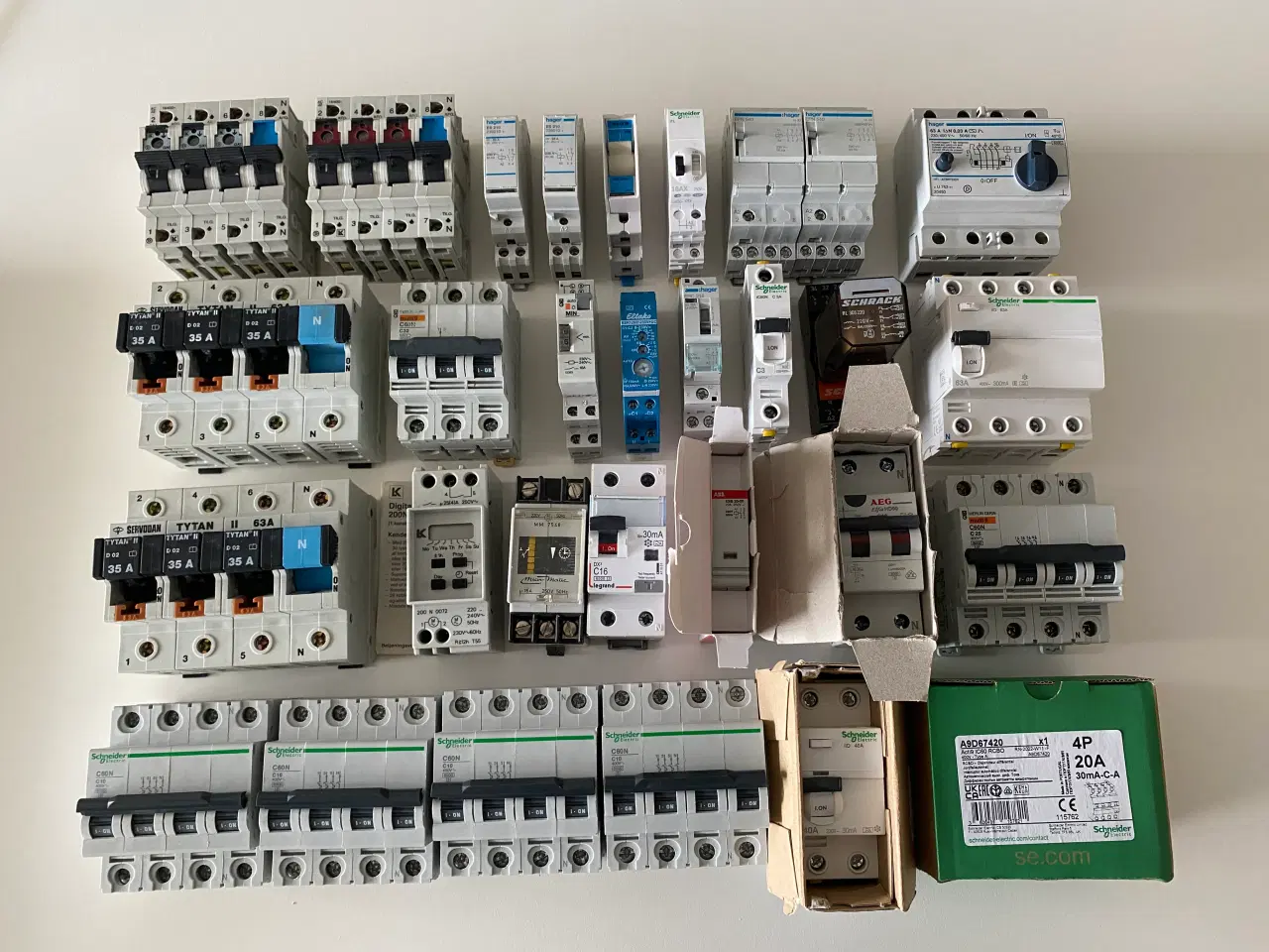 Billede 1 - Schneider Automatsikring  og Kombiafb.