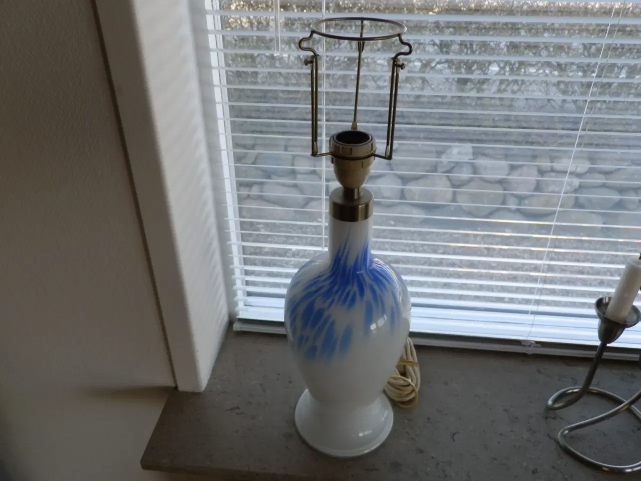 Billede 2 - Stor hvid/blå Royal Copenhagen bordlampe
