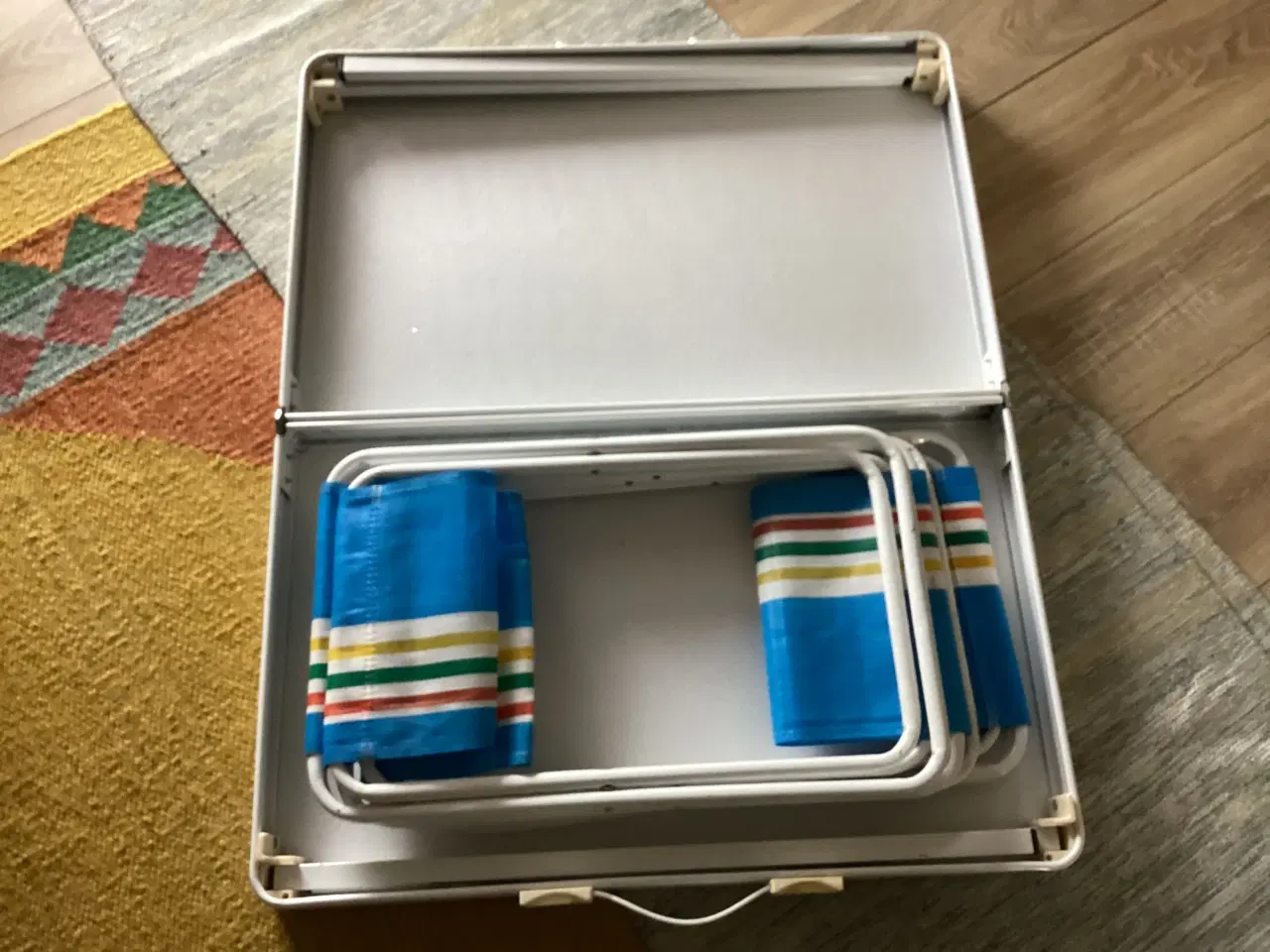 Billede 2 - Fint gammelt  campingbord i metal