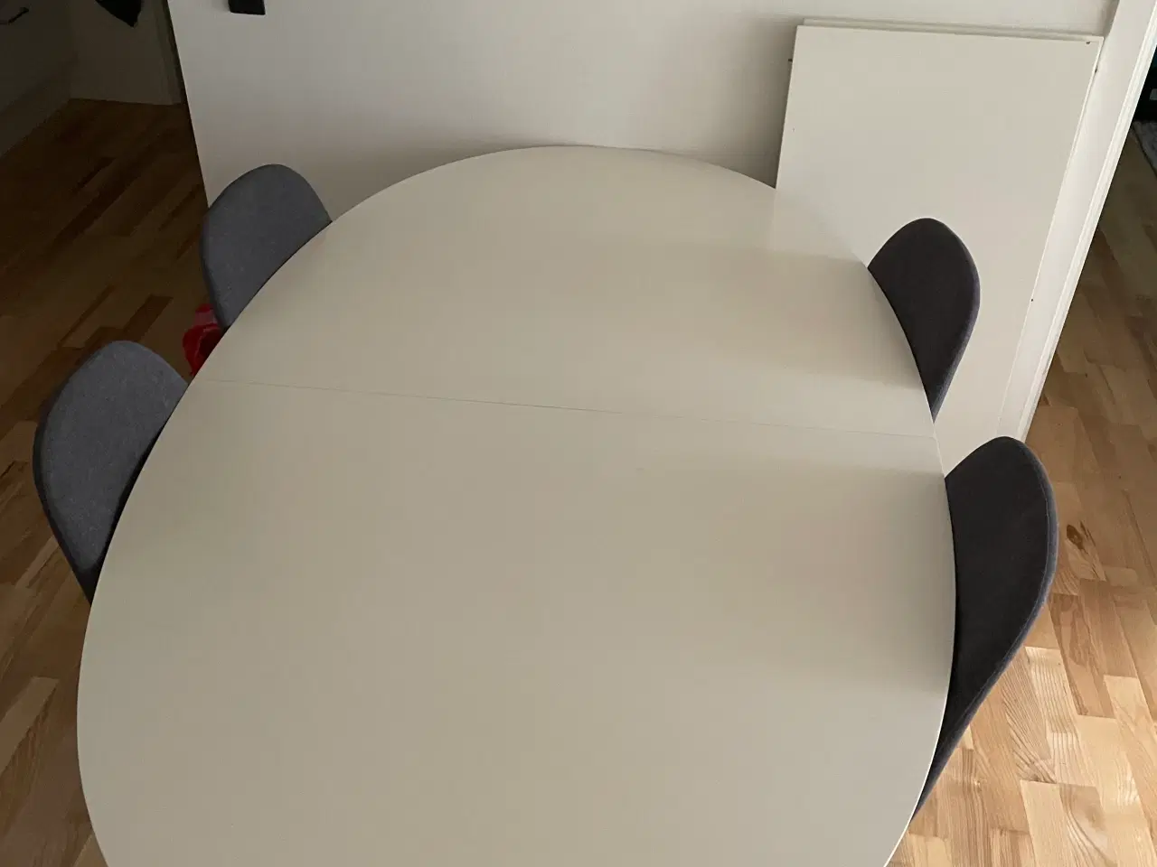 Billede 1 - Spisebord i hvid glans har lidt brug spor   To til